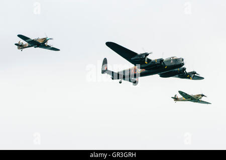 Solo uno dei due battenti Avro Lancaster Bombardieri, PA474 accompagnata da uno dei quattro battenti Spitfires e uno dei dodici Hawker uragani Foto Stock