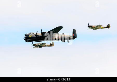 Solo uno dei due battenti Avro Lancaster Bombardieri, PA474 accompagnata da uno dei quattro battenti Spitfires e uno dei dodici Hawker uragani Foto Stock