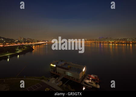 Vista serale di Dongjak Bridge e Torre N Seoul oltre il Fiume Han (Hangang), Seul, Corea del Sud Foto Stock