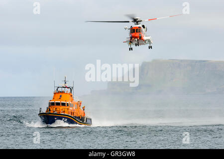 Sikorsky S-92 dalla guardia costiera irlandese accompagna Portrush scialuppa di salvataggio, RNLB William Gordon bava Foto Stock