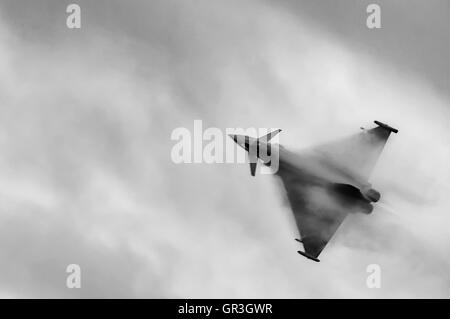 Una nuvola di condensazione moduli sopra le ali di un Eurofighter Typhoon dal Royal Air Force Foto Stock