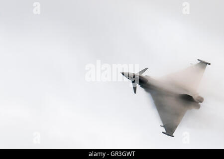 Una nuvola di condensazione moduli sopra le ali di un Eurofighter Typhoon dal Royal Air Force Foto Stock