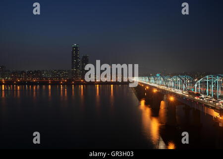 Vista serale di Dongjak Bridge e Torre N Seoul oltre il Fiume Han (Hangang), Seul, Corea del Sud Foto Stock