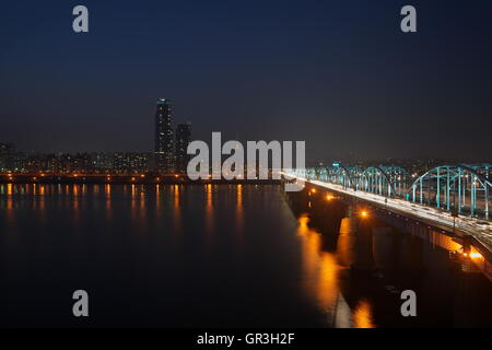 Vista serale di Dongjak Bridge e Torre N Seoul oltre il Fiume Han (Hangang), Seul, Corea del Sud Foto Stock