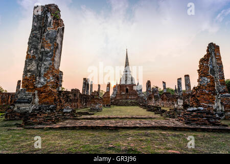 Rovine e pagoda antica architettura di Wat Phra Si Sanphet vecchio tempio famose attrazioni durante il tramonto a Ayutthaya, Thailandia Foto Stock