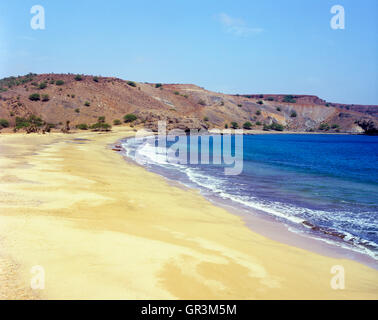 La spiaggia principale e la baia di San Francisco, Santiago, Isole di Capo Verde, Africa. Foto Stock