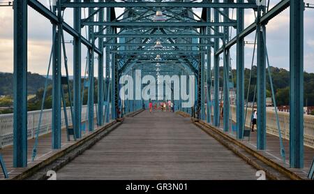 Il blue Walnut Street Bridge a Chattanooga, Tennessee Foto Stock