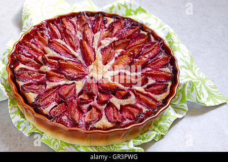 Low Carb dessert. Torta di prugne con pasta di mandorle Foto Stock