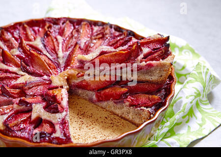 Low Carb dessert. Torta di prugne con pasta di mandorle Foto Stock