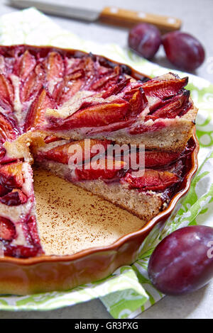 Low Carb dessert. Torta di prugne con pasta di mandorle Foto Stock