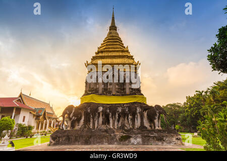 Wat Chiang Man a sunrise, il più antico tempio in Chiang Mai, Thailandia. Foto Stock