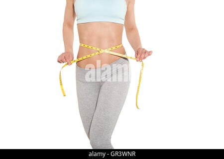 La perdita di peso, sport ragazza misurando la sua vita, allenamenti in palestra, allenamento addominali Foto Stock