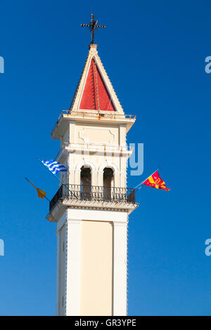 Torre campanaria con bandiere. Agios Dionisio chiesa di Zante, isola greca nel Mar Ionio Foto Stock