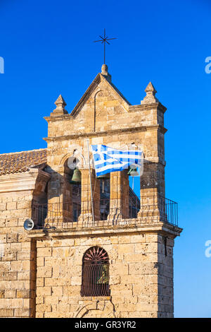 Bandiera Greca sulla chiesa di Saint Nicholas Molou sulla piazza Solomos. Zante, isola greca nel Mar Ionio Foto Stock