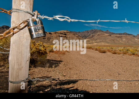 Il cancello che blocca l'accesso a terreni pubblici; Steens Mountain, Oregon Foto Stock