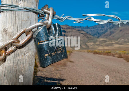 Il cancello che blocca l'accesso a terreni pubblici; Steens Mountain, Oregon Foto Stock