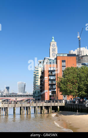 OXO Tower e il fiume Tamigi e il South Bank di Londra, England, Regno Unito Foto Stock