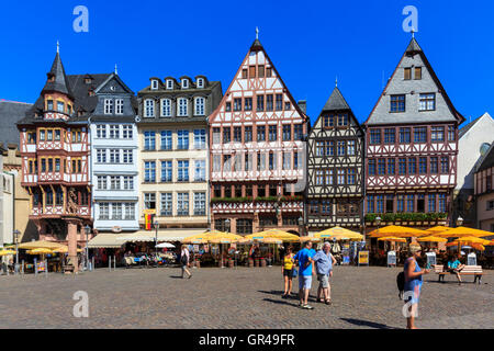 Ristrutturato case medievali sul Römerberg ciottolosi piazza nel centro storico di Francoforte, Germania Foto Stock