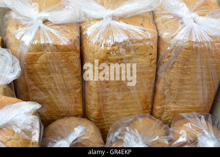 Appena sfornato marrone a fette di pane di segale confezionati pronti per il trasporto. Foto Stock