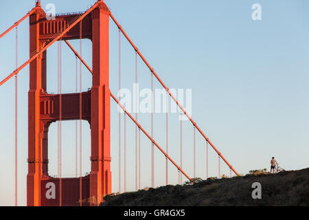 Un ciclista contempla la bellezza del Ponte Golden Gate. Foto Stock