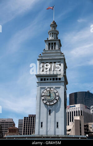 Il San Francisco Ferry Building, un terminal per i traghetti che viaggiano attraverso la baia di SF, è sull'Embarcadero in San Francisco. Foto Stock