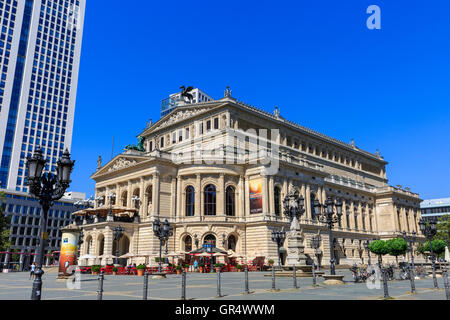 Frankfurt Alte Oper, la Vecchia Opera concert hall ex opera house sulla Opernplatz Square, il quartiere delle banche, Francoforte Foto Stock