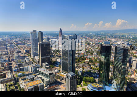 Vista panoramica di Francoforte e il distretto finanziario dal di sopra, Germania Foto Stock