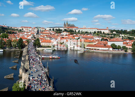 Il Ponte Carlo sul fiume Moldava guardando verso il Castello di Praga e le guglie della cattedrale di San Vito, Praga, Repubblica Ceca Foto Stock
