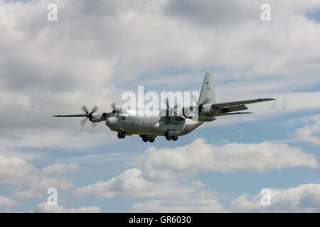 Swedish Air Force Lockheed C-130H Hercules aeromobili cargo presso il Royal International Air Tattoo (RIAT) a RAF Fairford Foto Stock