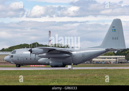 Swedish Air Force Lockheed C-130H Hercules aeromobili cargo presso il Royal International Air Tattoo (RIAT) a RAF Fairford Foto Stock