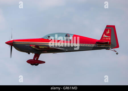 Royal Jordanian Falcons Extra EA-300L in arrivo per il Royal International Air Tattoo a RAF Fairford nel Gloucestershire. Foto Stock