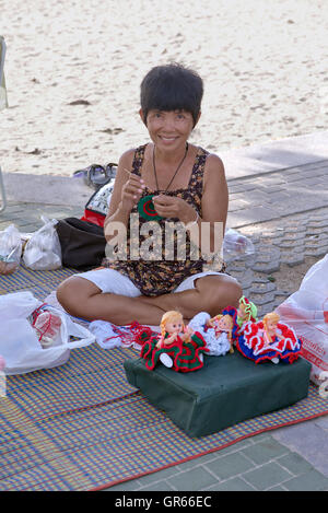 Bambole di lana da maglieria donna in vendita come souvenir turistico. Pattaya Thailandia, S. E. Asia Foto Stock