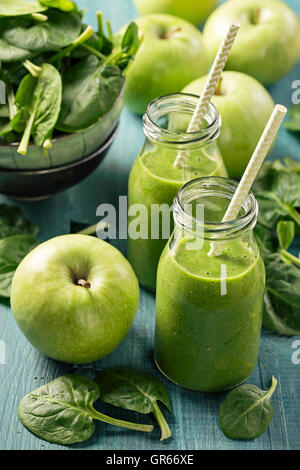 Frullato di verde con spinaci e mele in vetro Foto Stock