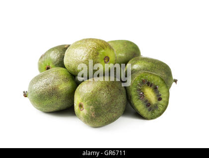 Kiwi berry isolato su uno sfondo bianco Foto Stock