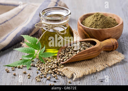 Olio di canapa n un vasetto di vetro e i semi di canapa Foto Stock