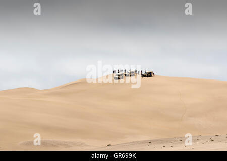 I turisti sulle dune vicino a Walvis Bay, Namibia Foto Stock