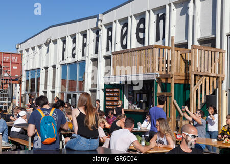 Bar e posti a sedere fuori a eatery e primo vero street market alimentare Papirøen, carta Isola, alimenti provenienti da tutti gli angoli del mondo. Copenhagen Street Food. Foto Stock