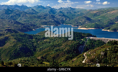 Portogallo: montagne verdi e lago blu nel Parco Nazionale di Panda Geres Foto Stock