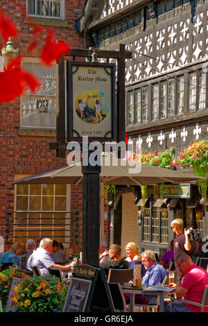 L'Orzo Mow Inn circa 1561 a Golden Square, il centro citta' di Warrington, Cheshire, Inghilterra. Foto Stock