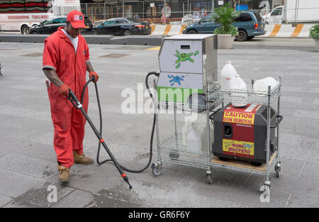 Gomma Buster. Un uomo che pulisce la gomma da terra in Times Square nel centro cittadino di Manhattan, New York City Foto Stock