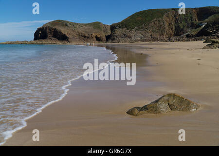 Onde giro delicatamente a terra sulla spiaggia Plemont,Jersey,Isole del Canale Foto Stock