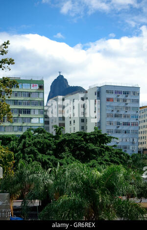 Cristo Redentore statua può essere visto al di sopra di edifici alti in Rio de Janeiro, Brasile Foto Stock