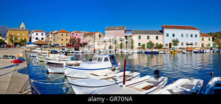 Pittoresco villaggio di pescatori di Vinjerac panorama, Dalmazia, Croazia Foto Stock