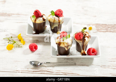 Coppa al cioccolato con crema pasticcera e lamponi Foto Stock