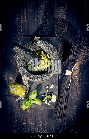 Spaghetti al nero e Pesto alla Genovese il pesto con basilico parmigiano aglio pinoli Foto Stock