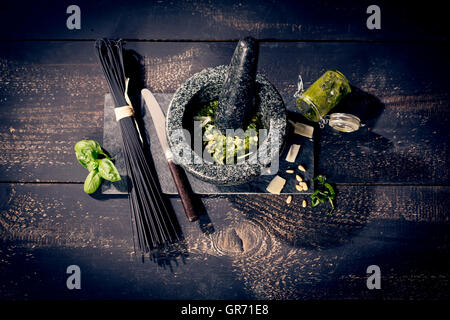 Spaghetti al nero e Pesto alla Genovese il pesto con basilico parmigiano aglio pinoli e olio di oliva Foto Stock