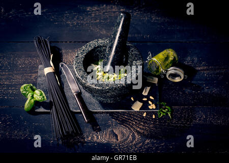 Spaghetti al nero e Pesto alla Genovese il pesto con basilico parmigiano aglio pinoli e olio di oliva Foto Stock