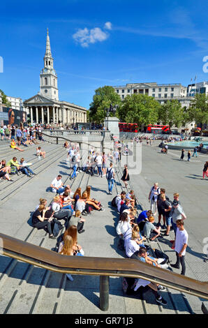 Londra, Inghilterra, Regno Unito. Trafalgar Square. Passi fino alla National Gallery. Chiesa di St Martin nei campi Foto Stock