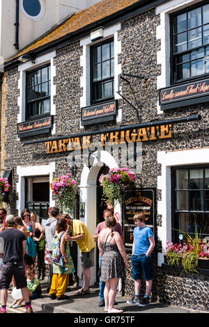 Inghilterra, Broadstairs. Tartar Frigate popolare bar e ristorante, con un gruppo di adolescenti fuori e chiacchierando in una calda giornata estiva. Foto Stock