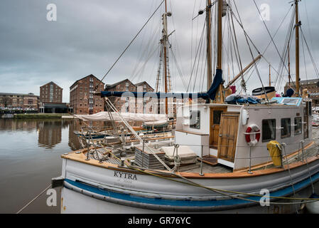 Nave di legno ormeggiata nel bacino principale di Gloucester Docks, Gloucestershire, Regno Unito Foto Stock